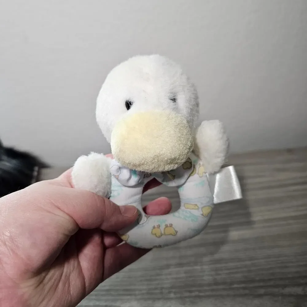 Carter's Classic Duck Pastel Hand Rattle Ring Circle Vintage White Yellow